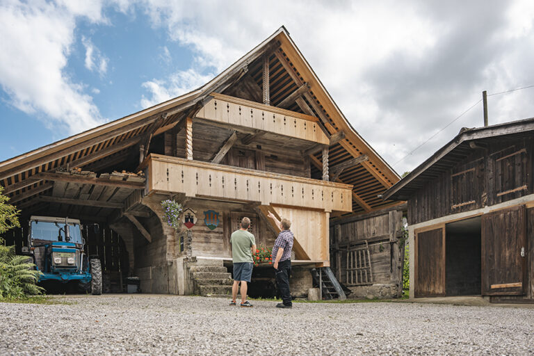 Zwei Männer begutachten einen Spycher.