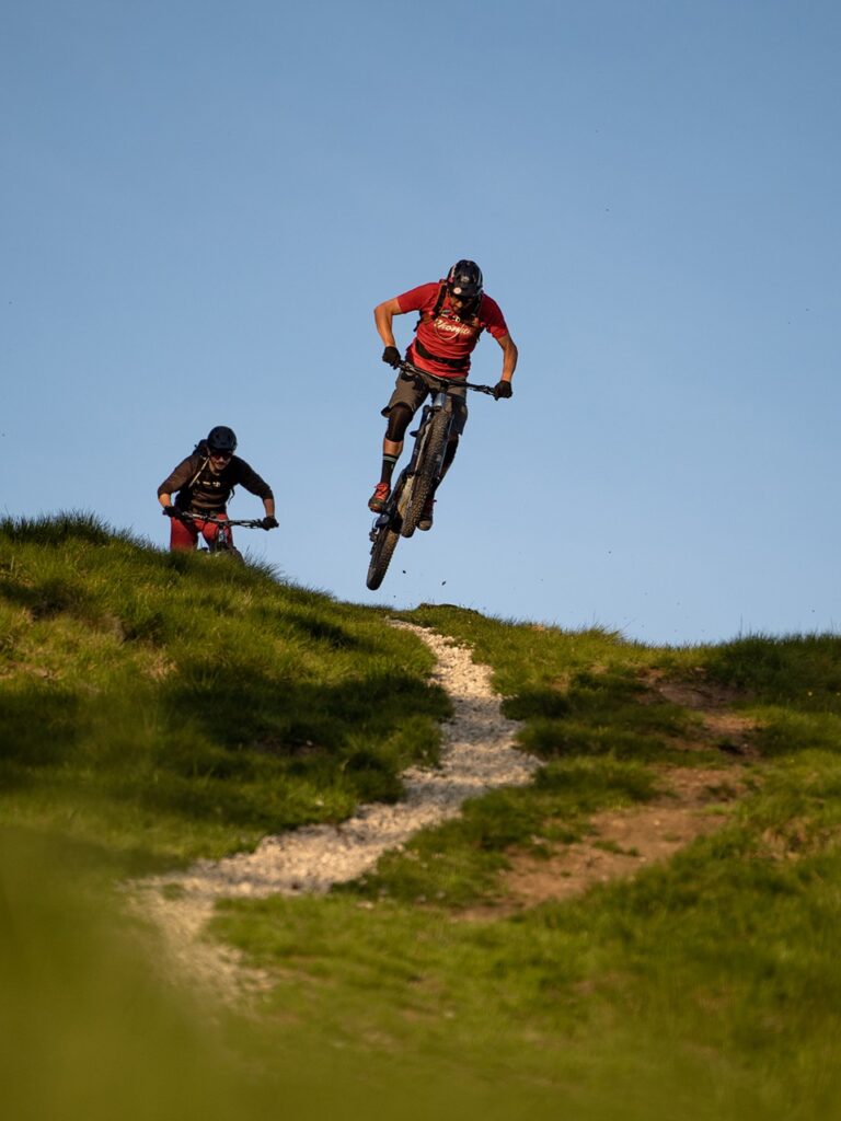 Zwei Mountainbike Fahrer auf einem Trail