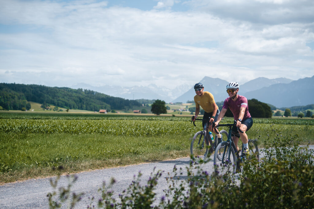 Zwei Personen mit einem Gravel Velo unterwegs im Gürbetal