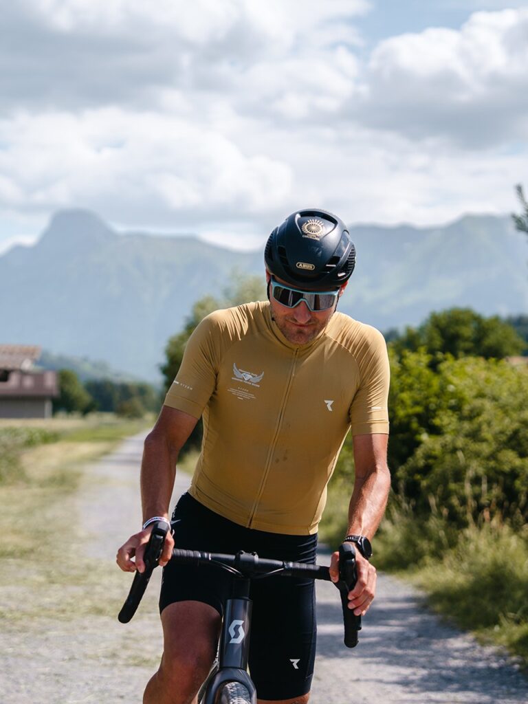 Eine Person macht sich bereit für mit dem Gravelvelo los zufahren im Gürbetal.