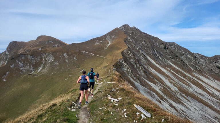 Zwei Personen machen Trailrunning im Naturpark Gantrisch