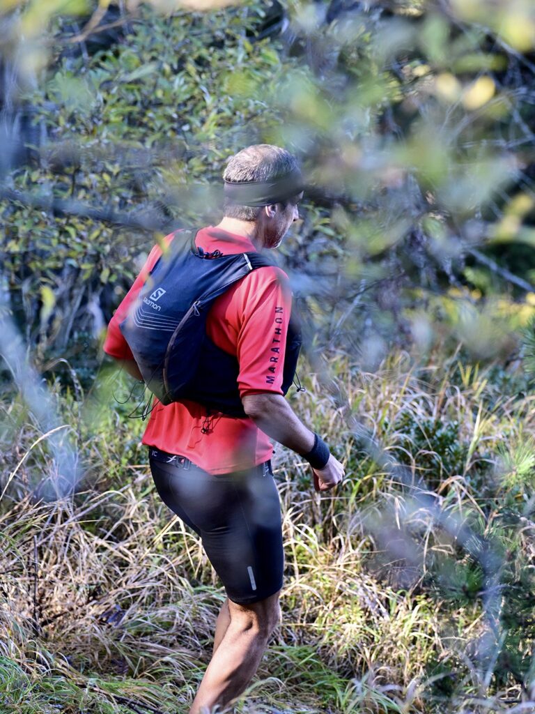 Eine Person macht Trailrunning durch den Wald