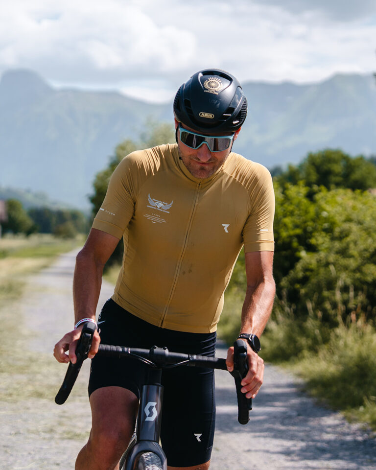 Eine Person macht sich bereit für mit dem Gravelvelo los zufahren im Gürbetal.
